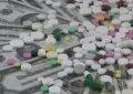 El premio Nobel de medicina denuncia que las farmacéuticas bloquean medicamentos que curan porque no son negocio